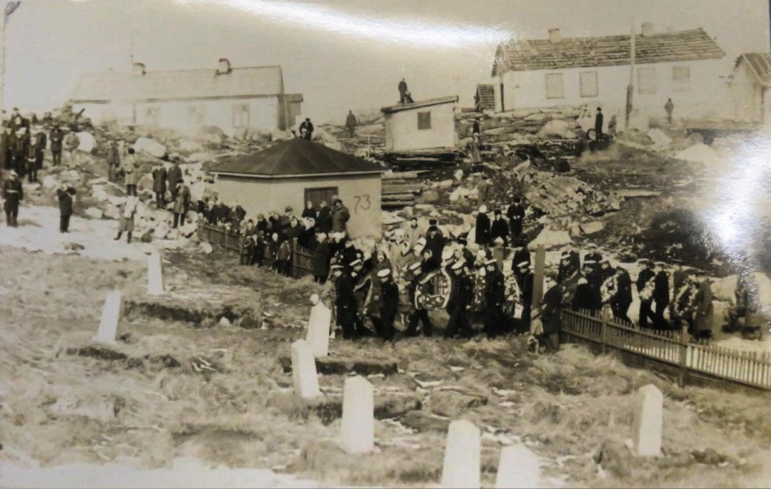 9 мая 1975 г. Гремиха. Воинское кладбище
